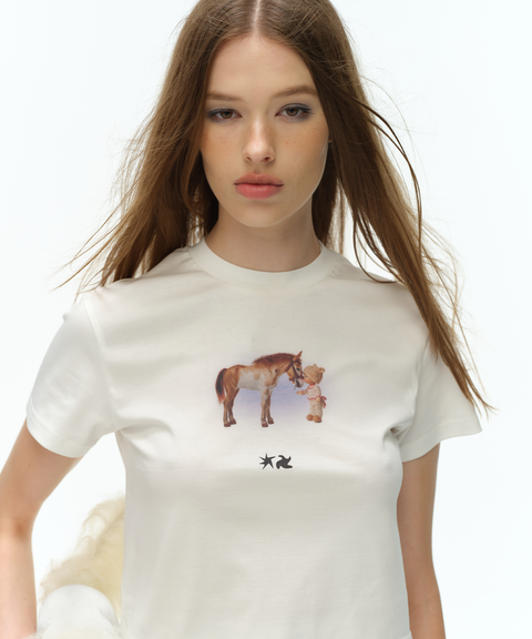 Kurz geschnittenes, normal geschnittenes T-Shirt mit Pferd Nr. 002-Aufdruck