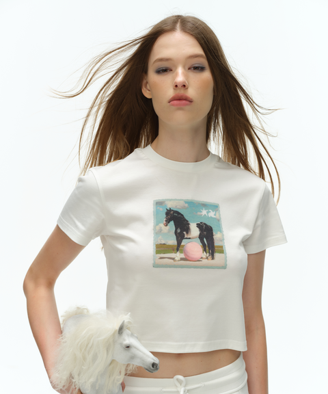 Kurz geschnittenes T-Shirt mit Pferd Nr. 015-Aufdruck